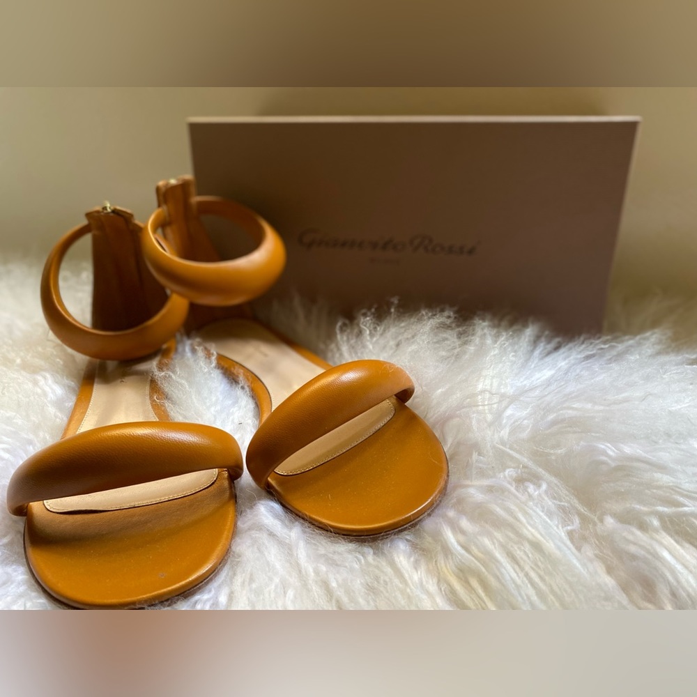 Gianvito Rossi Bijoux 05 Nappa Sienna
Originally $875
Worn once